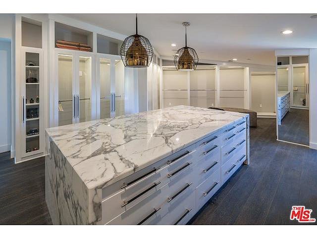 marble-covered-dresser-perfect-touch-room-like