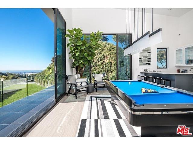 room-billiards-table-bar-looks-ideal