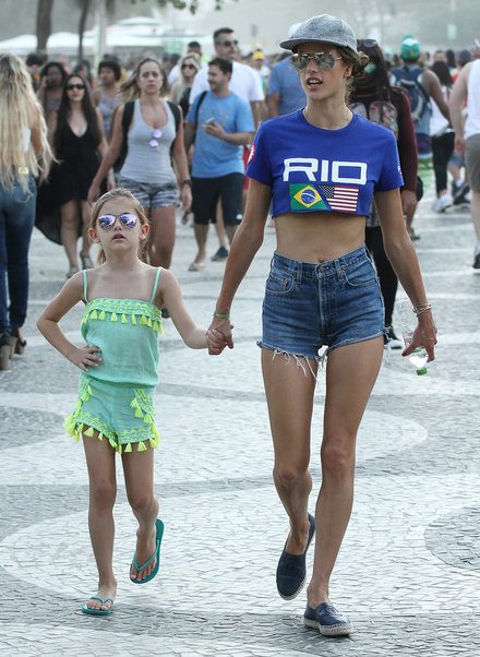 00-holding-mommy-and-me-style-in-rio