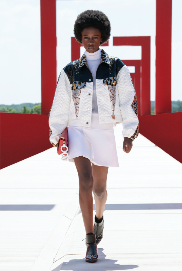 Louis Vuitton Cruise 2022 Ready-to-Wear Women's Collection, Photos –  Footwear News