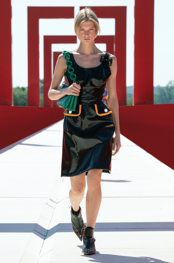 Louis Vuitton Cruise 2022 Ready-to-Wear Women's Collection, Photos –  Footwear News