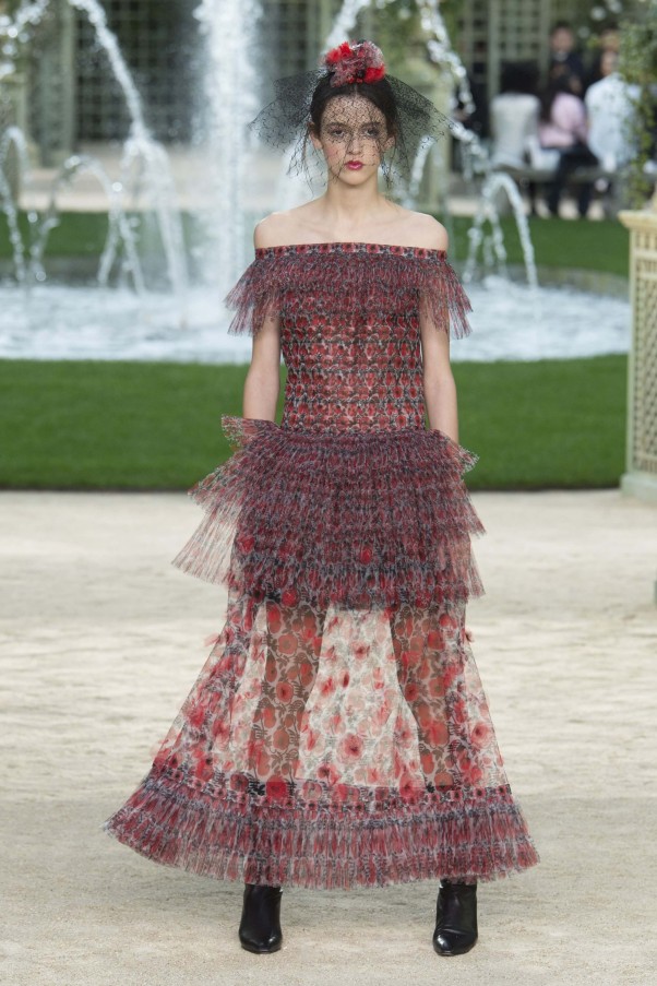 Flagship Stores Chanel's PFW Look Featured the Late Karl Lagerfeld's  Favorite Hair Accessories, chanel spring 2018