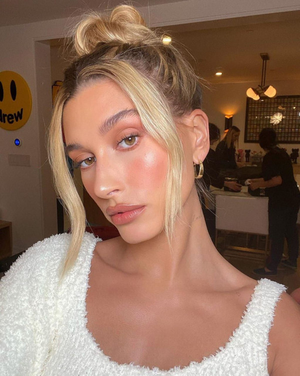 Hailey Baldwin bun